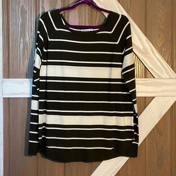 Pink Clover Dark Green and White Knit Top. P2P 21-27” Length 28” SIZE XL NWOT - Picture 2 of 4